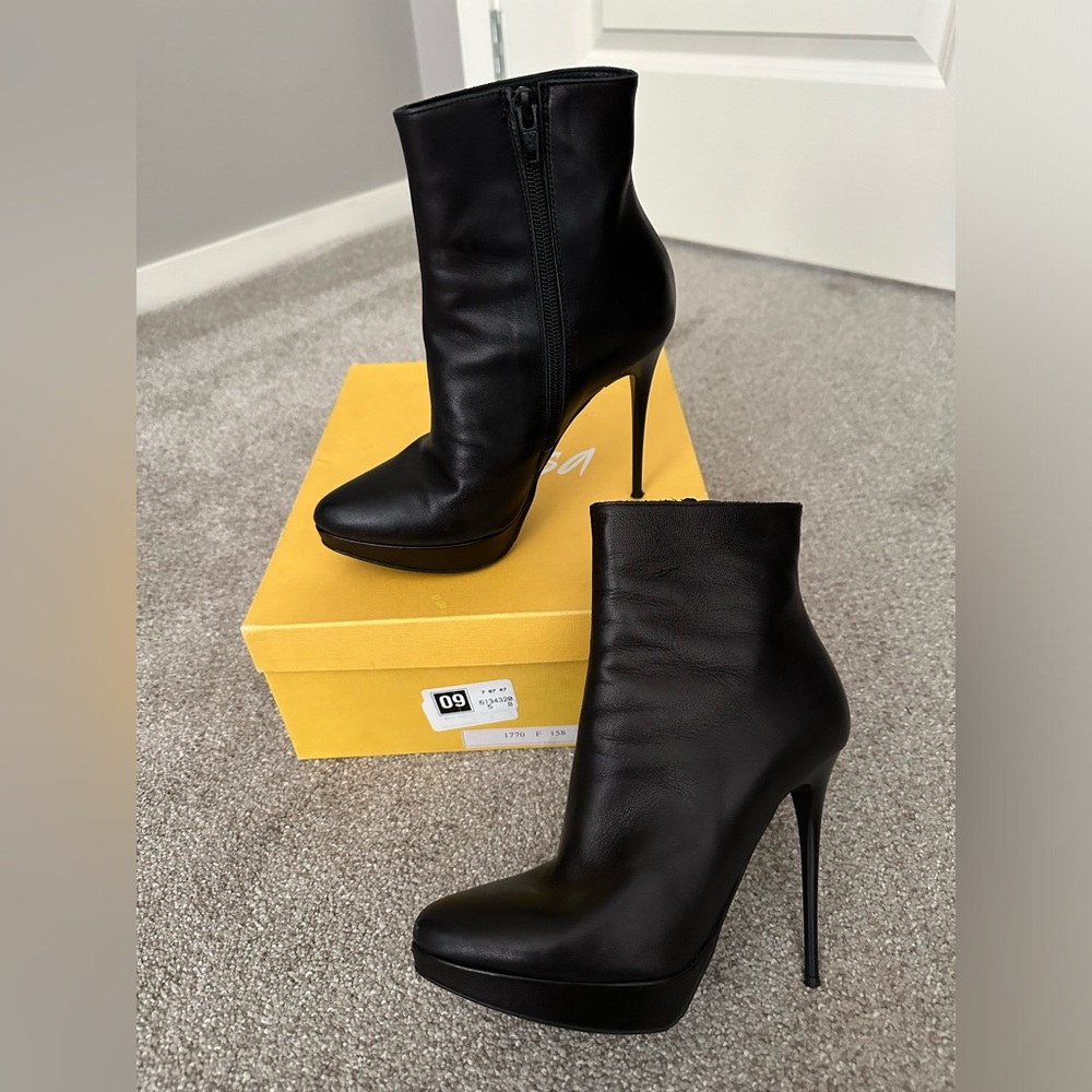 Mimosa black leather boots, size 5